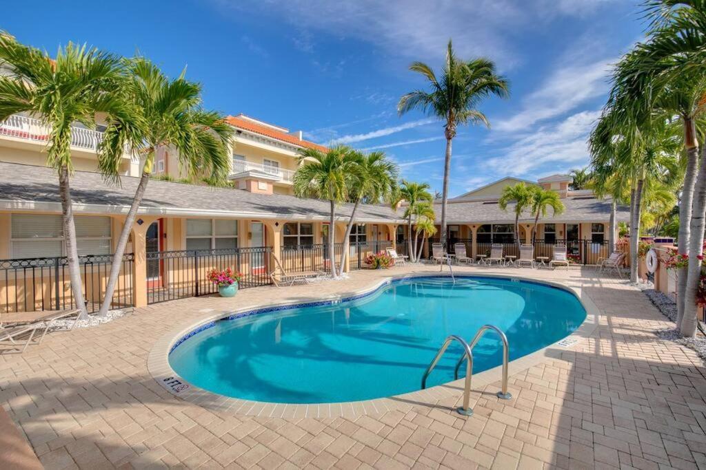 Walk To The Beach And Restaurants! - Coconut Villa'S Suite 2 St. Pete Beach Extérieur photo