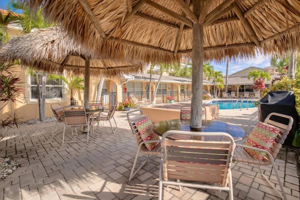 Walk To The Beach And Restaurants! - Coconut Villa'S Suite 2 St. Pete Beach Extérieur photo